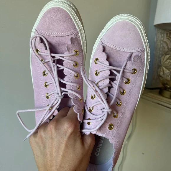 Women’s converse low top suede shoes. 9.5 - Picture 1 of 6